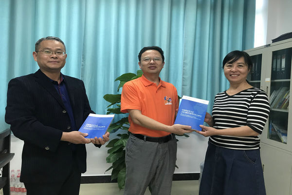 优秀校友、桂林电子科技大学外国语学院教授龙翔博士向外语与旅游系赠送自己的专著