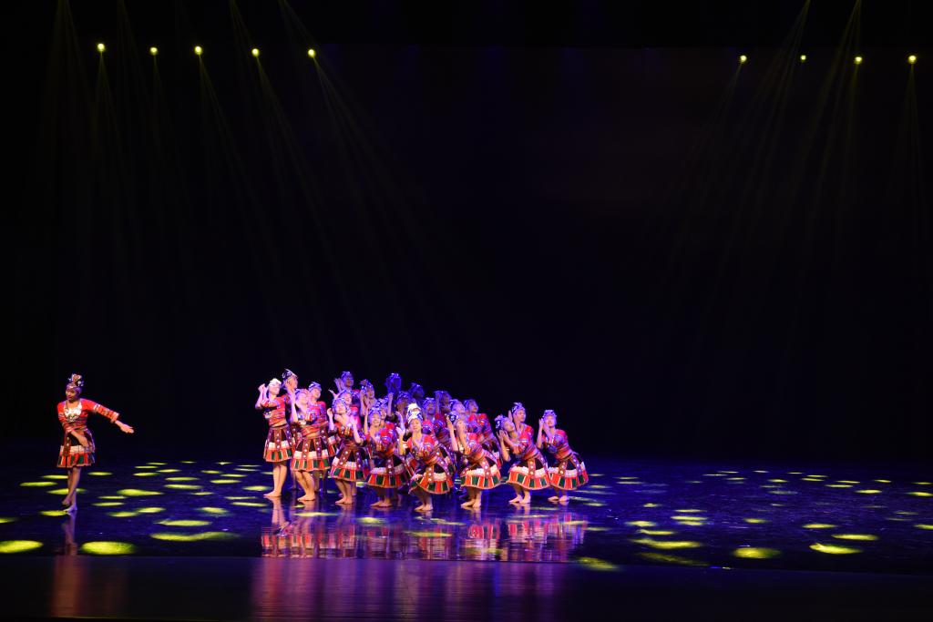 我校音乐系作品《龙脊上的红瑶女》在成果展演晚会演出